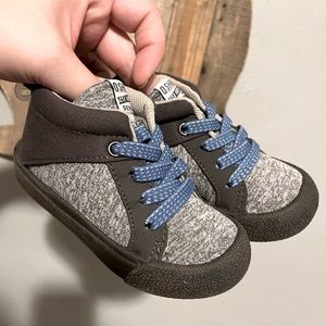 Toddler boys high top sneakers. Size 7
